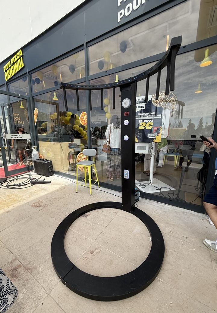 Catch the Stick lors de l'inauguration d'un restaurant Five Pizza Original