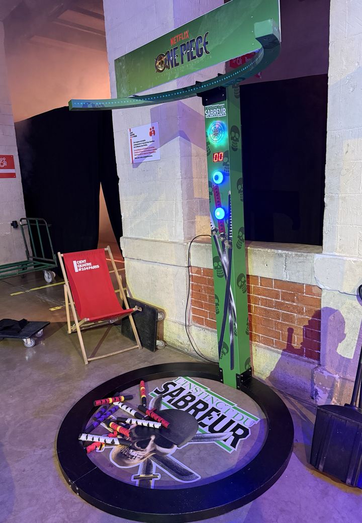 Borne Catch the Stick habillée One Piece Netflix, jeu de réflexes personnalisé pour un événement de marque