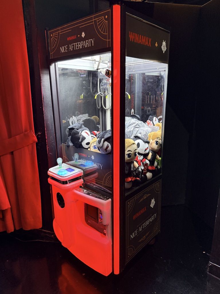 Machine à pince personnalisée Winamax et G2 Esports, soirée à Nice