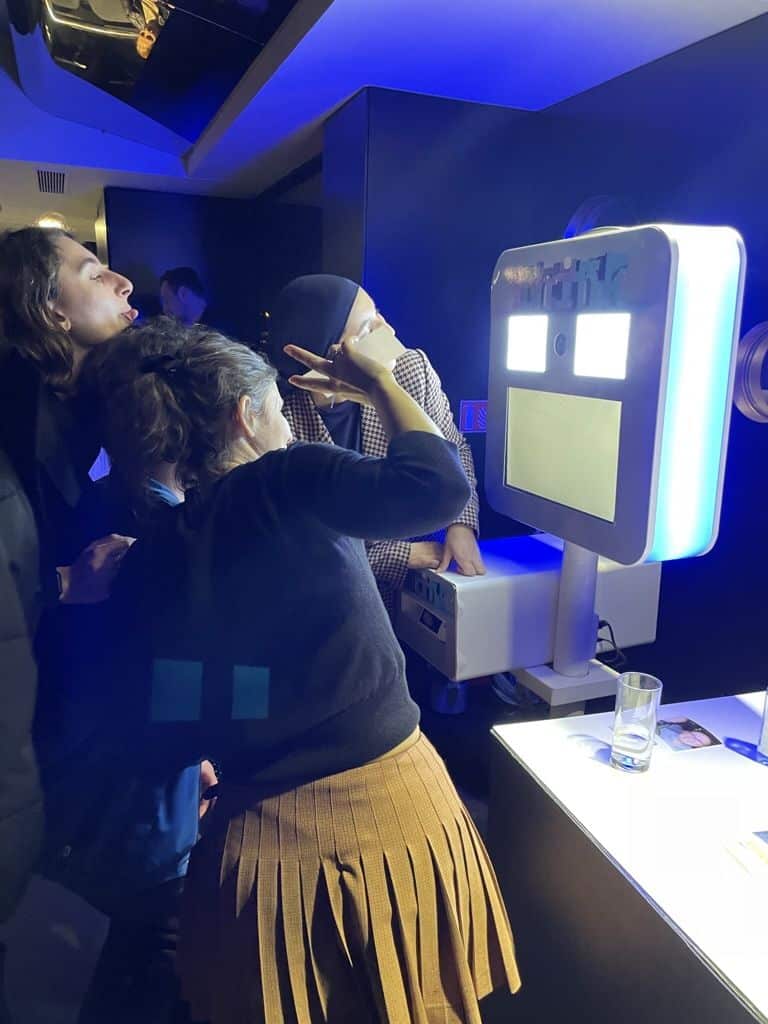 Invités devant une borne photobooth Locarcade en soirée